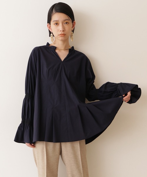 NATURAL BEAUTY BASIC(ナチュラルビューティーベーシック)の「オーガニックコットンスモッキング×タックチュニック(シャツ/ブラウス・レディース・オフホワイト/ベージュ/ネイビー・MEDIUM)」の3枚目の写真