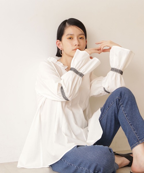 NATURAL BEAUTY BASIC(ナチュラルビューティーベーシック)の「オーガニックコットンスモッキング×タックチュニック(シャツ/ブラウス・レディース・オフホワイト/ベージュ/ネイビー・MEDIUM)」の2枚目の写真