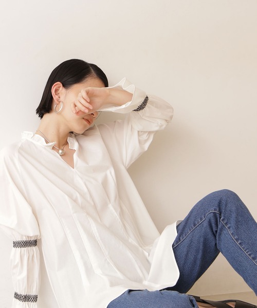 NATURAL BEAUTY BASIC(ナチュラルビューティーベーシック)の「オーガニックコットンスモッキング×タックチュニック(シャツ/ブラウス・レディース・オフホワイト/ベージュ/ネイビー・MEDIUM)」の17枚目の写真