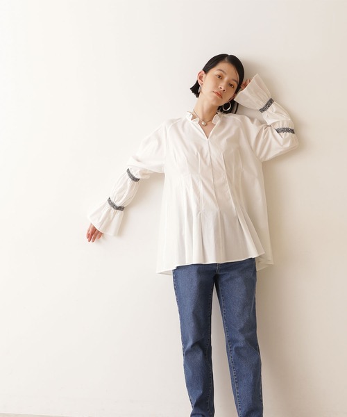 NATURAL BEAUTY BASIC(ナチュラルビューティーベーシック)の「オーガニックコットンスモッキング×タックチュニック(シャツ/ブラウス・レディース・オフホワイト/ベージュ/ネイビー・MEDIUM)」の21枚目の写真