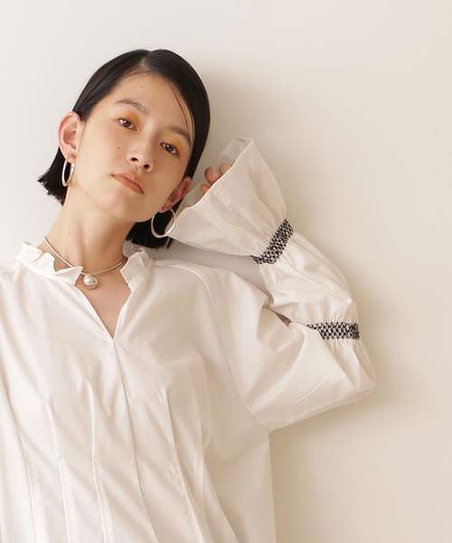 NATURAL BEAUTY BASIC(ナチュラルビューティーベーシック)の「オーガニックコットンスモッキング×タックチュニック(シャツ/ブラウス・レディース・オフホワイト/ベージュ/ネイビー・MEDIUM)」の22枚目の写真