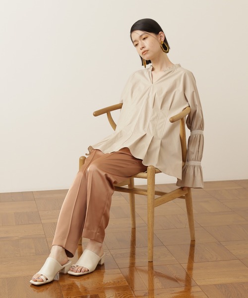 NATURAL BEAUTY BASIC(ナチュラルビューティーベーシック)の「オーガニックコットンスモッキング×タックチュニック(シャツ/ブラウス・レディース・オフホワイト/ベージュ/ネイビー・MEDIUM)」の4枚目の写真