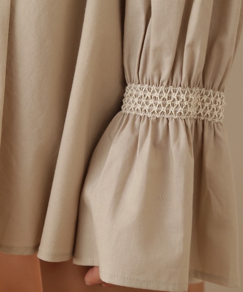 NATURAL BEAUTY BASIC(ナチュラルビューティーベーシック)の「オーガニックコットンスモッキング×タックチュニック(シャツ/ブラウス・レディース・オフホワイト/ベージュ/ネイビー・MEDIUM)」の5枚目の写真
