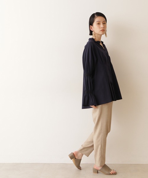 NATURAL BEAUTY BASIC(ナチュラルビューティーベーシック)の「オーガニックコットンスモッキング×タックチュニック(シャツ/ブラウス・レディース・オフホワイト/ベージュ/ネイビー・MEDIUM)」の8枚目の写真