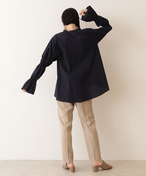 NATURAL BEAUTY BASIC(ナチュラルビューティーベーシック)の「オーガニックコットンスモッキング×タックチュニック(シャツ/ブラウス・レディース・オフホワイト/ベージュ/ネイビー・MEDIUM)」の9枚目の写真