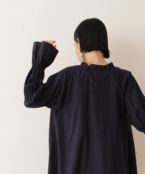 NATURAL BEAUTY BASIC(ナチュラルビューティーベーシック)の「オーガニックコットンスモッキング×タックチュニック(シャツ/ブラウス・レディース・オフホワイト/ベージュ/ネイビー・MEDIUM)」の11枚目の写真