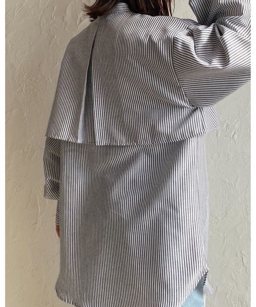She's Closet(シーズクローゼット)の「バンドカラーボリュームスリーブ長袖ストライプ柄ケープシャツ(シャツ/ブラウス・レディース・ベージュ/ブラック/ブルー/グリーン・FREE)」の6枚目の写真