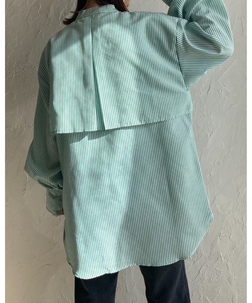 She's Closet(シーズクローゼット)の「バンドカラーボリュームスリーブ長袖ストライプ柄ケープシャツ(シャツ/ブラウス・レディース・ベージュ/ブラック/ブルー/グリーン・FREE)」の7枚目の写真
