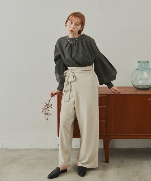 hinari(ヒナリ)の「ボリュームスリーブ2wayブラウス(シャツ/ブラウス・レディース・ベージュ/チャコールグレー/ホワイト/ライトベージュ/ブラック・FREE)」の20枚目の写真