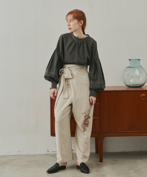 hinari(ヒナリ)の「ボリュームスリーブ2wayブラウス(シャツ/ブラウス・レディース・ベージュ/チャコールグレー/ホワイト/ライトベージュ/ブラック・FREE)」の19枚目の写真