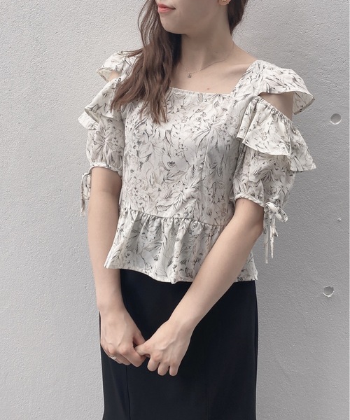 TORTE（トルテ）の「肩空きスクエアブラウス（シャツ/ブラウス・レディース・ホワイト系その他/グレー系その他/ブラック/ホワイト・FREE）」の2枚目の写真