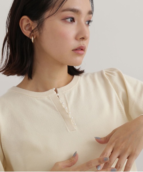 NATURAL BEAUTY BASIC（ナチュラルビューティーベーシック）の「パールスリットニット（ニット/セーター・レディース・ブラック/オフホワイト/ライトグリーン・FREE）」の2枚目の写真