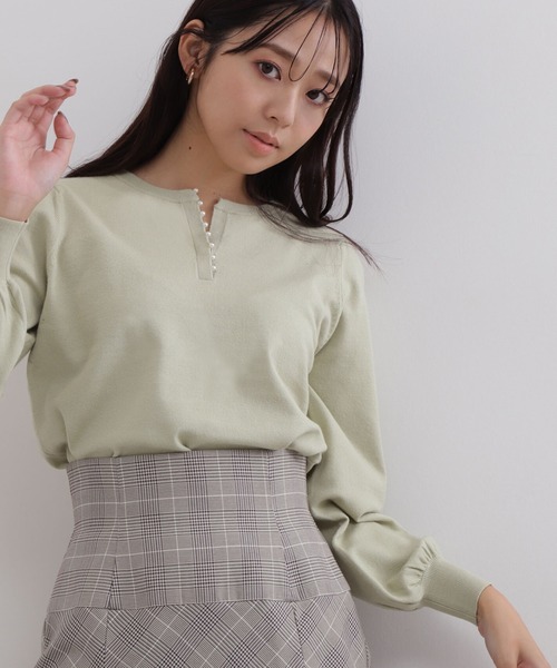 NATURAL BEAUTY BASIC（ナチュラルビューティーベーシック）の「パールスリットニット（ニット/セーター・レディース・ブラック/オフホワイト/ライトグリーン・FREE）」の3枚目の写真