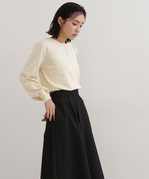 NATURAL BEAUTY BASIC（ナチュラルビューティーベーシック）の「パールスリットニット（ニット/セーター・レディース・ブラック/オフホワイト/ライトグリーン・FREE）」の8枚目の写真