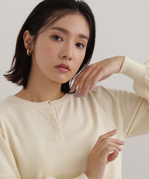 NATURAL BEAUTY BASIC（ナチュラルビューティーベーシック）の「パールスリットニット（ニット/セーター・レディース・ブラック/オフホワイト/ライトグリーン・FREE）」の4枚目の写真