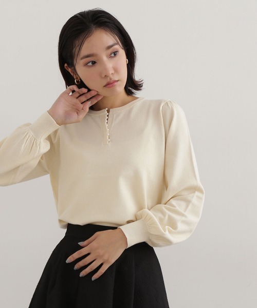 NATURAL BEAUTY BASIC（ナチュラルビューティーベーシック）の「パールスリットニット（ニット/セーター・レディース・ブラック/オフホワイト/ライトグリーン・FREE）」の5枚目の写真