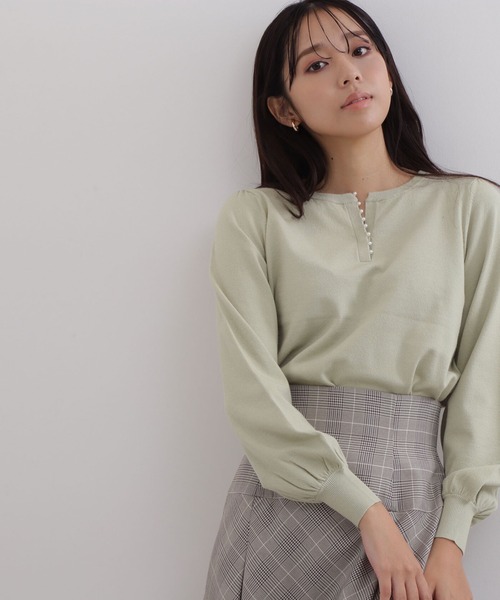 NATURAL BEAUTY BASIC（ナチュラルビューティーベーシック）の「パールスリットニット（ニット/セーター・レディース・ブラック/オフホワイト/ライトグリーン・FREE）」の16枚目の写真