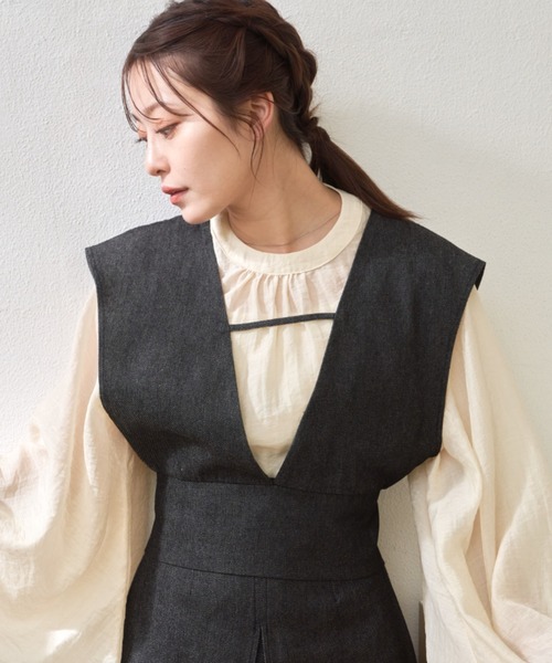 VANNIE U(ヴァニーユー)の「深Vネックデニムビスチェ(ベスト・レディース・ブラック/ネイビー・FREE)」の2枚目の写真