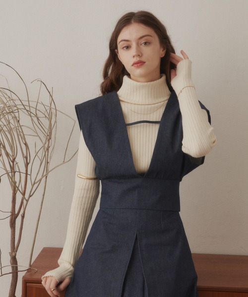 VANNIE U(ヴァニーユー)の「深Vネックデニムビスチェ(ベスト・レディース・ブラック/ネイビー・FREE)」の6枚目の写真