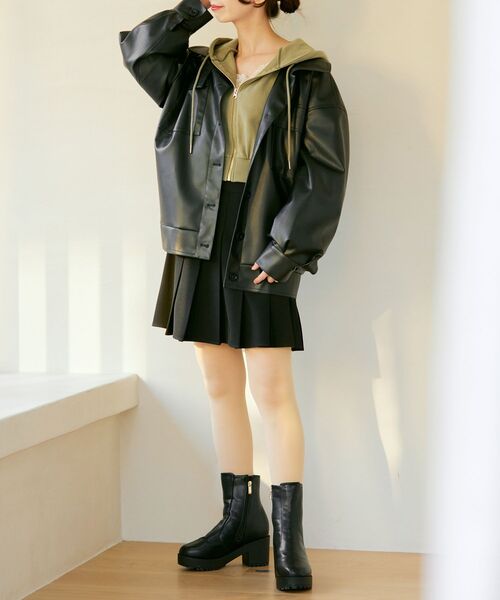 MAJESTIC LEGON(マジェスティックレゴン)の「フェイクレザーオーバーブルゾン(ブルゾン・レディース・アイボリー/ベージュ/ブラック・SMALL/MEDIUM)」の22枚目の写真