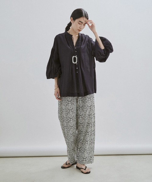 SALON adam et rope'（サロン アダム エ ロペ）の「【洗える】コットンボイルハンドタックボリュームスリーブブラウス（シャツ/ブラウス・レディース・ブラック/グレー系その他・FREE）」の16枚目の写真