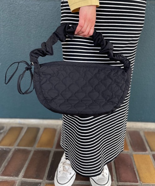 mi via loca（ミヴィアロカ）の「ドローコードキルティングバッグ（ショルダーバッグ・レディース・アイボリー/カーキ/ブラック・FREE）」の3枚目の写真