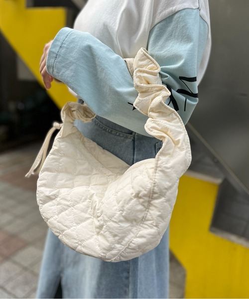 mi via loca（ミヴィアロカ）の「ドローコードキルティングバッグ（ショルダーバッグ・レディース・アイボリー/カーキ/ブラック・FREE）」の5枚目の写真