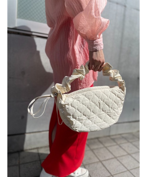 mi via loca（ミヴィアロカ）の「ドローコードキルティングバッグ（ショルダーバッグ・レディース・アイボリー/カーキ/ブラック・FREE）」の10枚目の写真