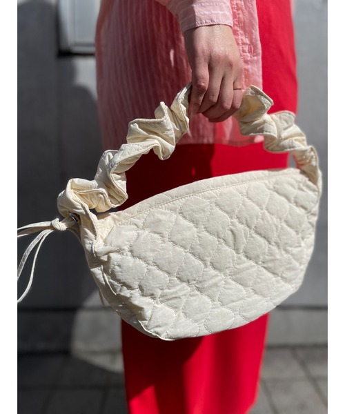 mi via loca（ミヴィアロカ）の「ドローコードキルティングバッグ（ショルダーバッグ・レディース・アイボリー/カーキ/ブラック・FREE）」の21枚目の写真