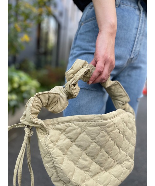 mi via loca（ミヴィアロカ）の「ドローコードキルティングバッグ（ショルダーバッグ・レディース・アイボリー/カーキ/ブラック・FREE）」の4枚目の写真