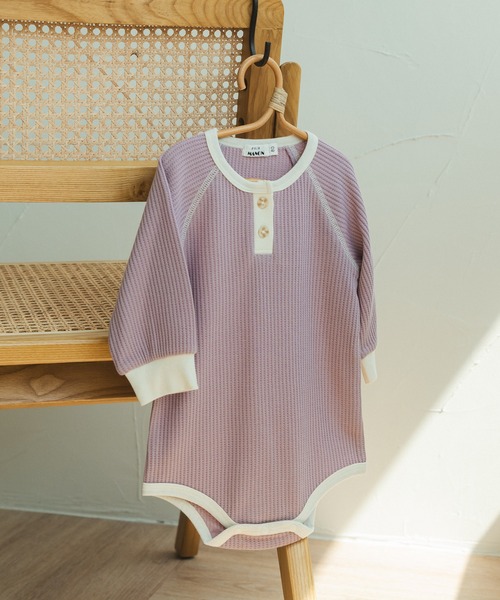 pairmanon(ペアマノン)の「【ベビー】ヘンリーネック ワッフル ロンパース(ロンパース・キッズ・ラベンダー/モカ/ブルー系その他3/グリーン系その他2/ライトベージュ/グレー系その他/カーキ・80/70)」の1枚目の写真