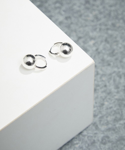 ADAM ET ROPE'（アダムエロペ）の「ベルモチーフピアス（ピアス（両耳用）・レディース・シルバー/ゴールド・FREE）」の4枚目の写真