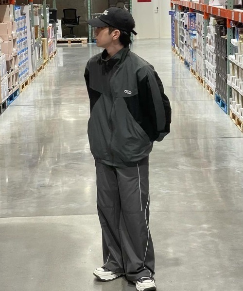 B.R.U(ブル)の「ロゴ入り配色トラックジャケット / ジャージ(ブルゾン・メンズ・チャコールグレー/ブラック/オフホワイト・FREE)」の3枚目の写真