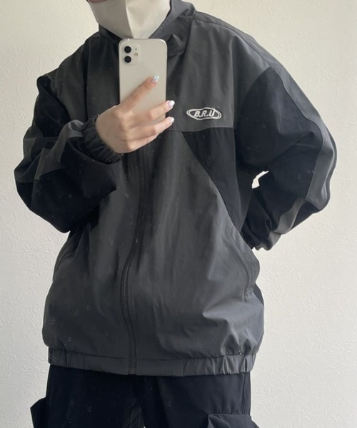 B.R.U(ブル)の「ロゴ入り配色トラックジャケット / ジャージ(ブルゾン・メンズ・チャコールグレー/ブラック/オフホワイト・FREE)」の4枚目の写真
