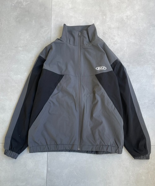 B.R.U(ブル)の「ロゴ入り配色トラックジャケット / ジャージ(ブルゾン・メンズ・チャコールグレー/ブラック/オフホワイト・FREE)」の7枚目の写真