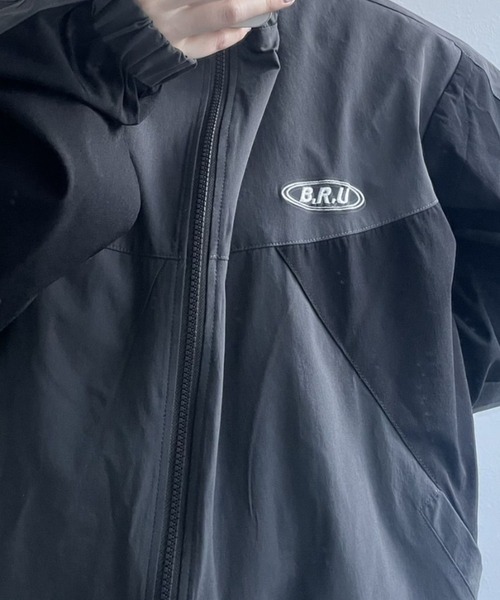 B.R.U(ブル)の「ロゴ入り配色トラックジャケット / ジャージ(ブルゾン・メンズ・チャコールグレー/ブラック/オフホワイト・FREE)」の18枚目の写真