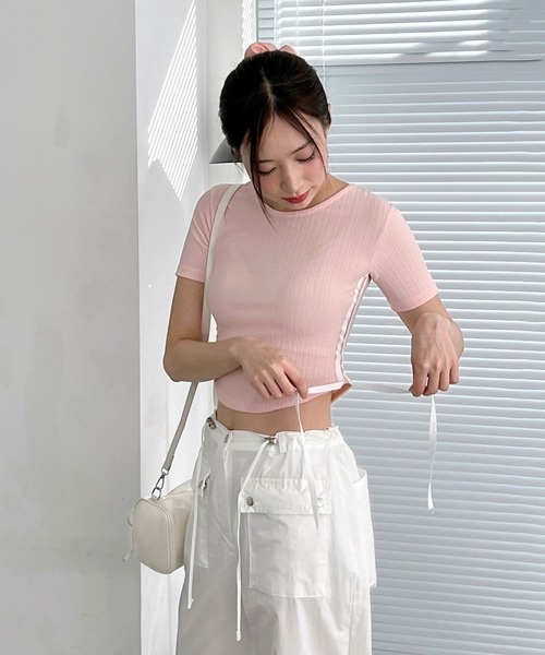 by muni:r(バイ ムニール)の「サイドラインクロップド半袖Tシャツ(Tシャツ/カットソー・レディース・ブラック/ブルー/ホワイト/ピンク・FREE)」の2枚目の写真