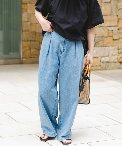 ITEMS URBANRESEARCH（アイテムズ アーバンリサーチ）の「デニムタックワイドパンツ（デニムパンツ・レディース・ライトブルー/ブルー・SMALL/MEDIUM）」の2枚目の写真