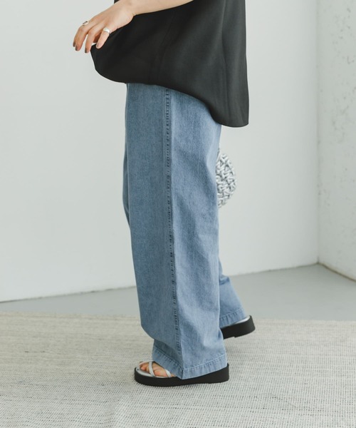ITEMS URBANRESEARCH（アイテムズ アーバンリサーチ）の「デニムタックワイドパンツ（デニムパンツ・レディース・ライトブルー/ブルー・SMALL/MEDIUM）」の22枚目の写真
