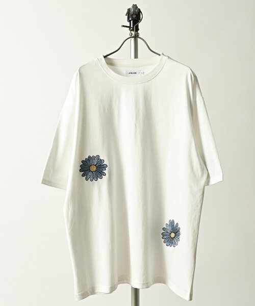 ATELANE(アテレーン)の「ATELANE/シルケット天竺トラ、フラワー、刺繍S/S Tee(Tシャツ/カットソー・メンズ・ブラック系/アッシュグレー/ブラック/ホワイト系/ホワイト・MEDIUM/LARGE)」の3枚目の写真