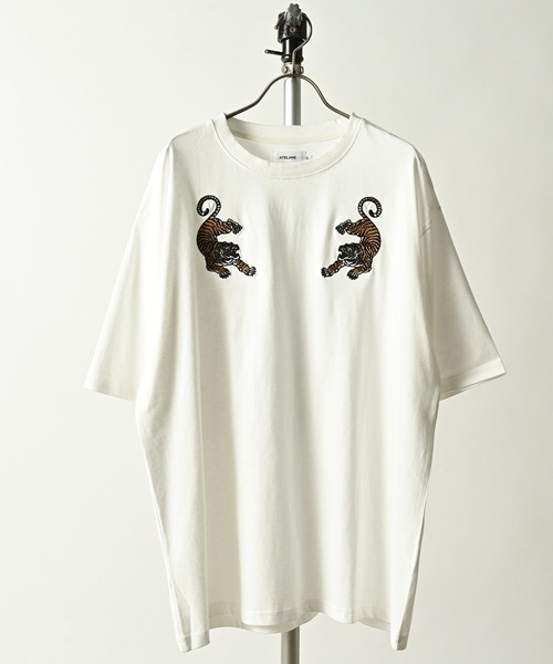 ATELANE(アテレーン)の「ATELANE/シルケット天竺トラ、フラワー、刺繍S/S Tee(Tシャツ/カットソー・メンズ・ブラック系/アッシュグレー/ブラック/ホワイト系/ホワイト・MEDIUM/LARGE)」の1枚目の写真