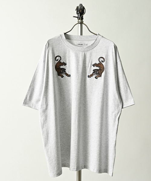 ATELANE(アテレーン)の「ATELANE/シルケット天竺トラ、フラワー、刺繍S/S Tee(Tシャツ/カットソー・メンズ・ブラック系/アッシュグレー/ブラック/ホワイト系/ホワイト・MEDIUM/LARGE)」の2枚目の写真