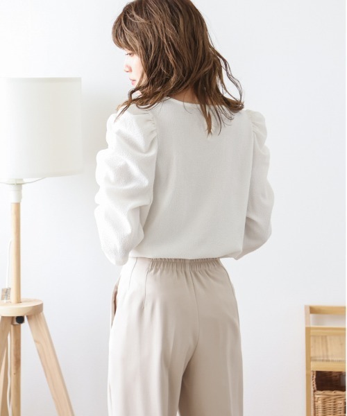 AMELY(エミリー)の「パワーショルダージャガードブラウス(シャツ/ブラウス・レディース・ブラック/ホワイト・フリー)」の3枚目の写真