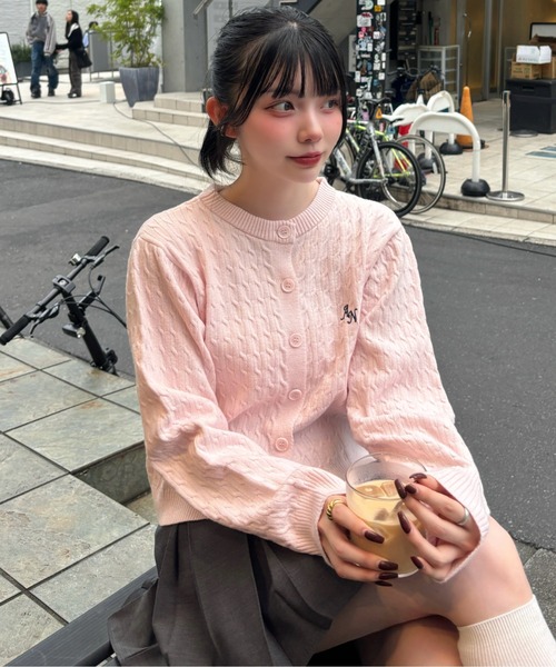 Ada.(エイダ)の「ワンポイント刺繍ロゴ ケーブルニットカーディガン(カーディガン/ボレロ・レディース・ピンク/チャコール/アイボリー/グレー・FREE)」の4枚目の写真