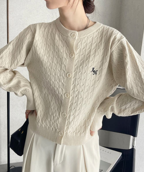 Ada.(エイダ)の「ワンポイント刺繍ロゴ ケーブルニットカーディガン(カーディガン/ボレロ・レディース・ピンク/チャコール/アイボリー/グレー・FREE)」の19枚目の写真