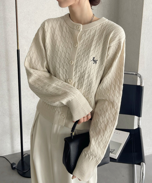 Ada.(エイダ)の「ワンポイント刺繍ロゴ ケーブルニットカーディガン(カーディガン/ボレロ・レディース・ピンク/チャコール/アイボリー/グレー・FREE)」の8枚目の写真