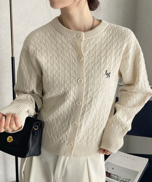 Ada.(エイダ)の「ワンポイント刺繍ロゴ ケーブルニットカーディガン(カーディガン/ボレロ・レディース・ピンク/チャコール/アイボリー/グレー・FREE)」の7枚目の写真