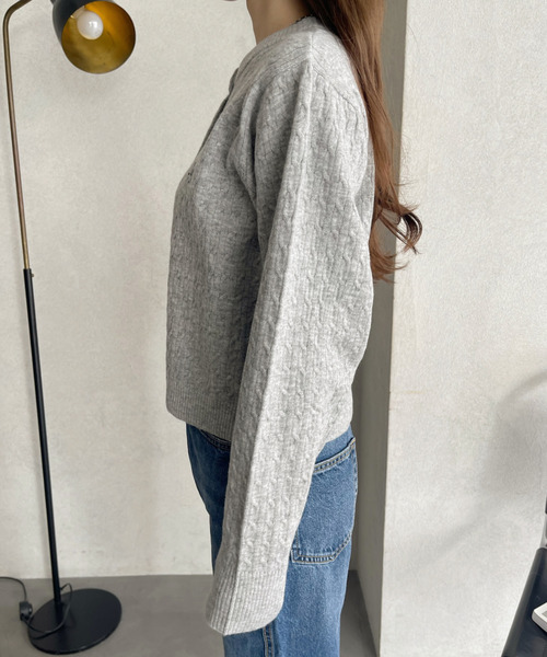 Ada.(エイダ)の「ワンポイント刺繍ロゴ ケーブルニットカーディガン(カーディガン/ボレロ・レディース・ピンク/チャコール/アイボリー/グレー・FREE)」の14枚目の写真