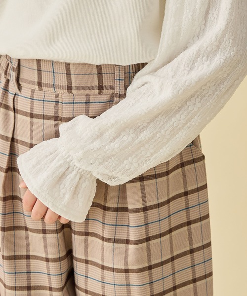 Amourire girl（アムリールガール）の「レース切り替え キャンディースリーブ長袖カットソー（130㎝～160㎝）（Tシャツ/カットソー・キッズ・オフホワイト/ブラック・130cm/140cm/150cm/160cm）」の3枚目の写真