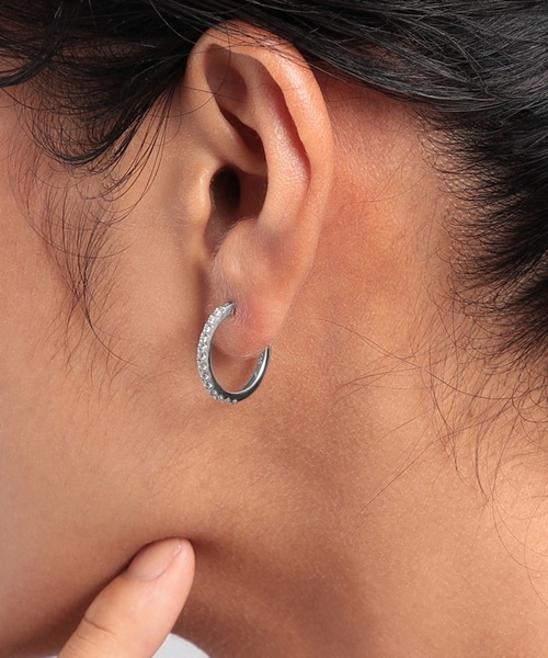PLUS VENDOME(プラス ヴァンドーム)の「FINELINETATTOO_02 ピアス(ピアス(両耳用)・レディース・イエローゴールド/シルバー・ONE SIZE)」の8枚目の写真